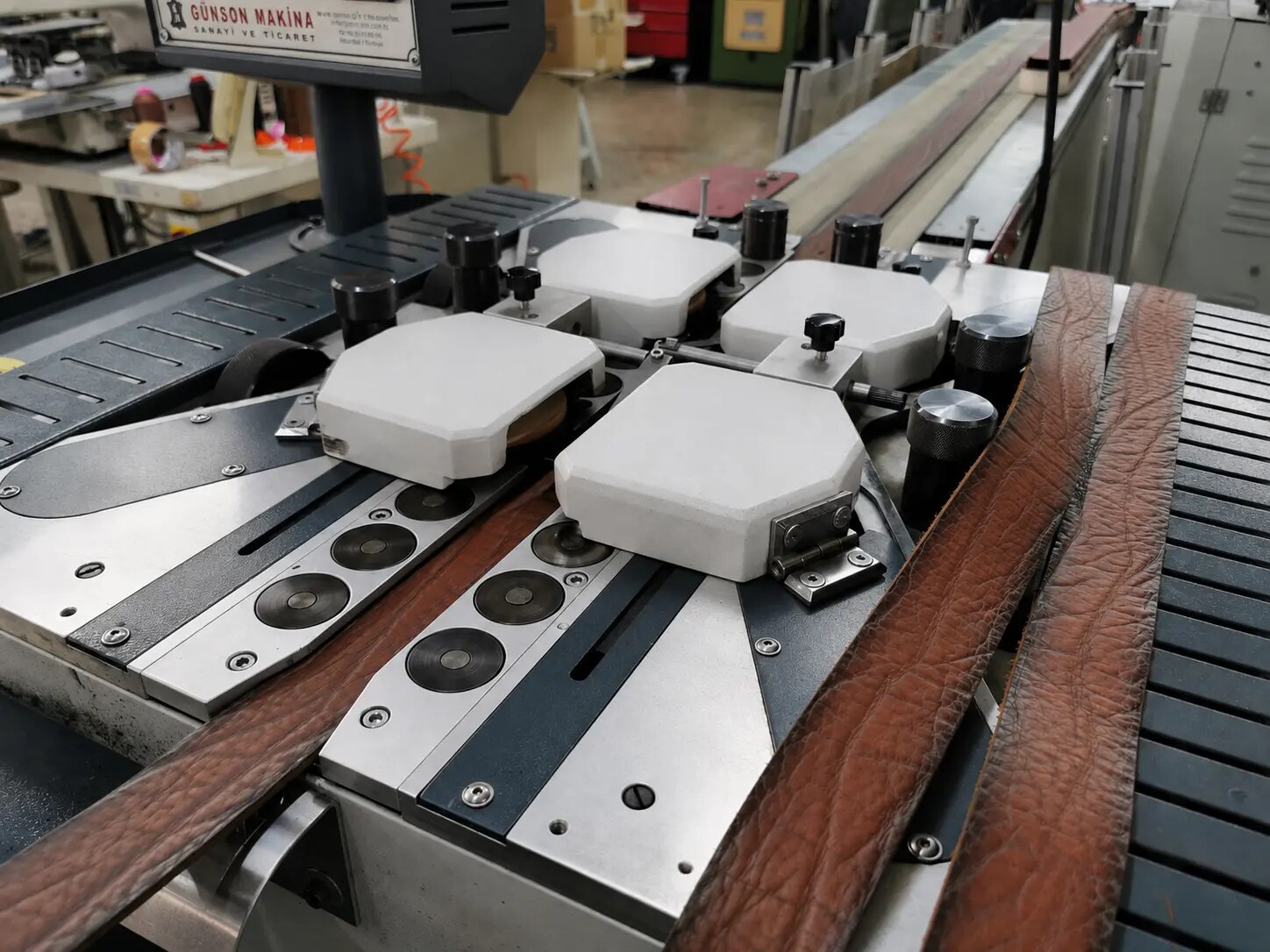 Cleaning belt edges after sanding